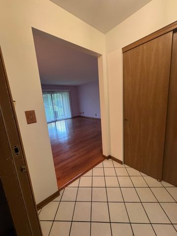 650 Waverly Drive B, Elgin, IL 60120