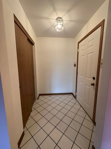 650 Waverly Drive B, Elgin, IL 60120