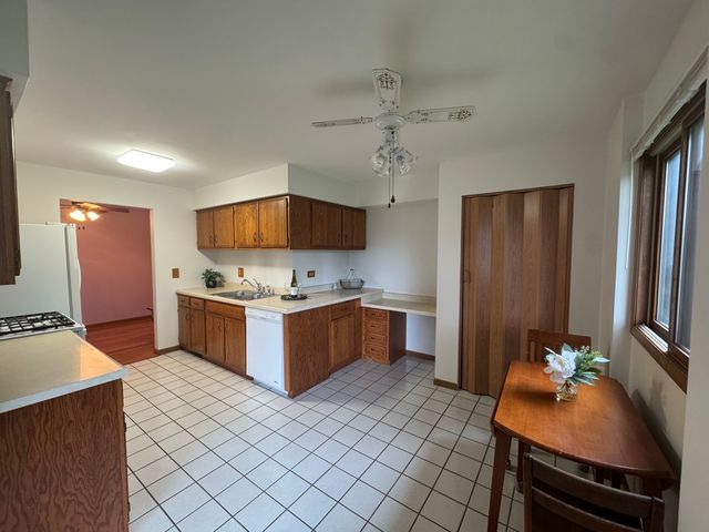 650 Waverly Drive B, Elgin, IL 60120