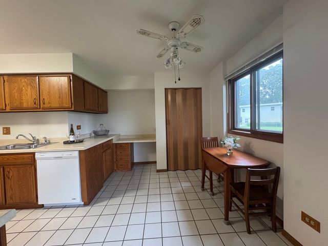 650 Waverly Drive B, Elgin, IL 60120