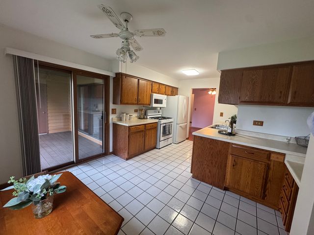 650 Waverly Drive B, Elgin, IL 60120