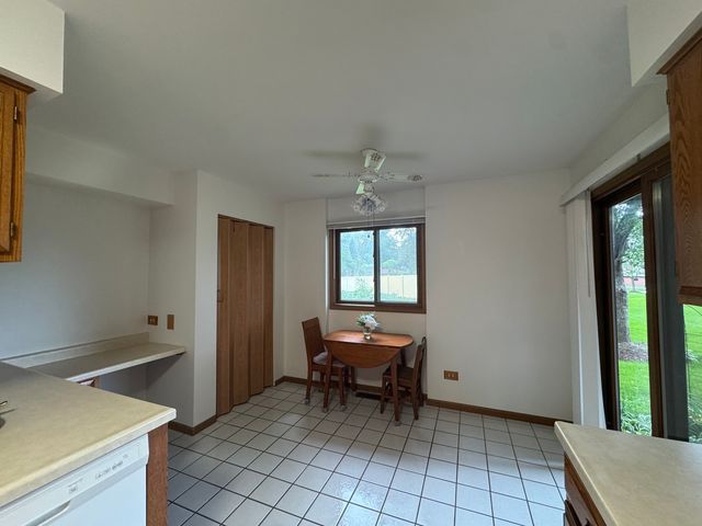 650 Waverly Drive B, Elgin, IL 60120