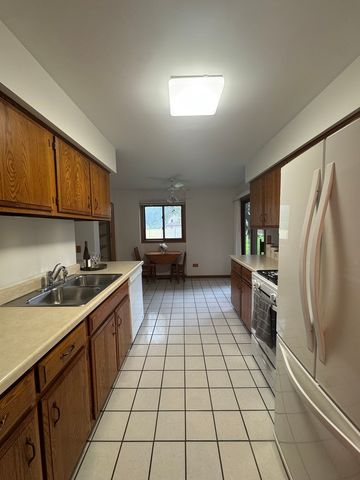 650 Waverly Drive B, Elgin, IL 60120