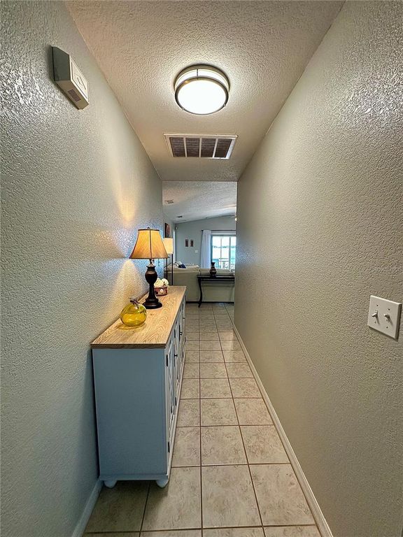 Image 12 of property listing at 802 MARCIA LOOP, Winter Haven, FL 33884