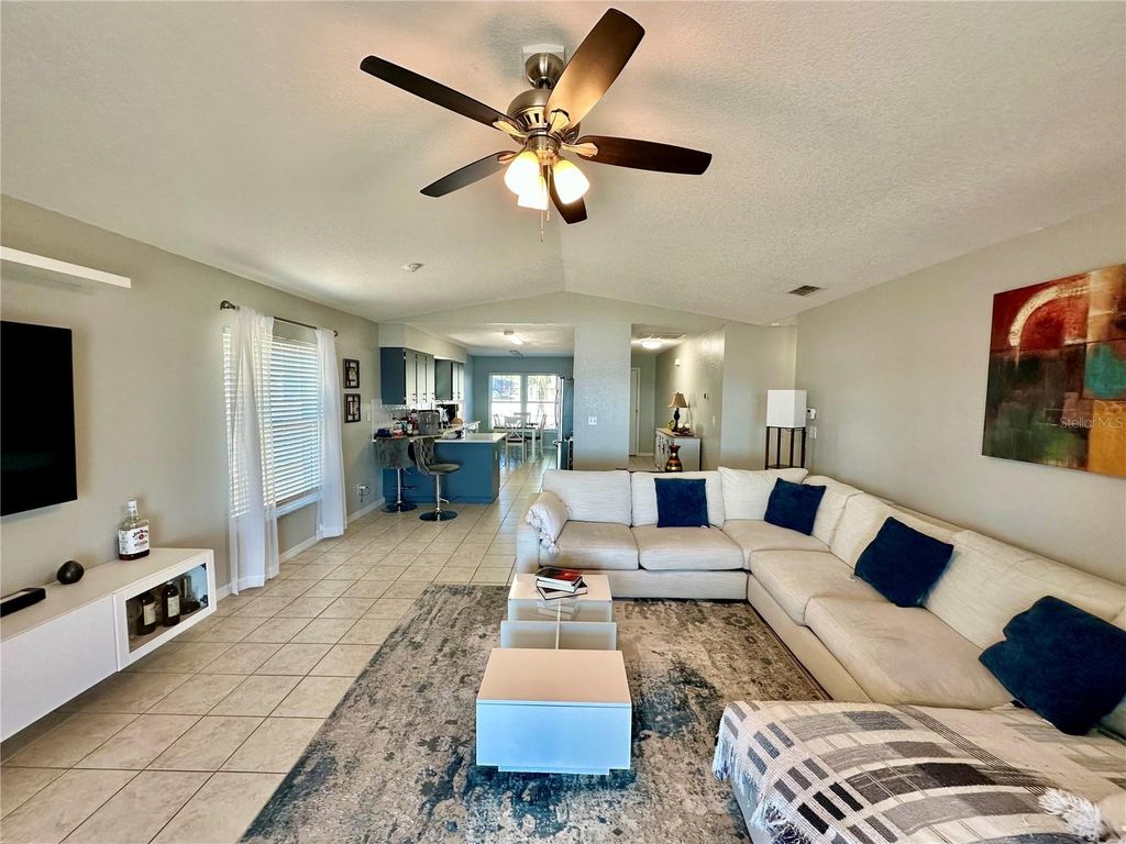 Image 3 of property listing at 802 MARCIA LOOP, Winter Haven, FL 33884