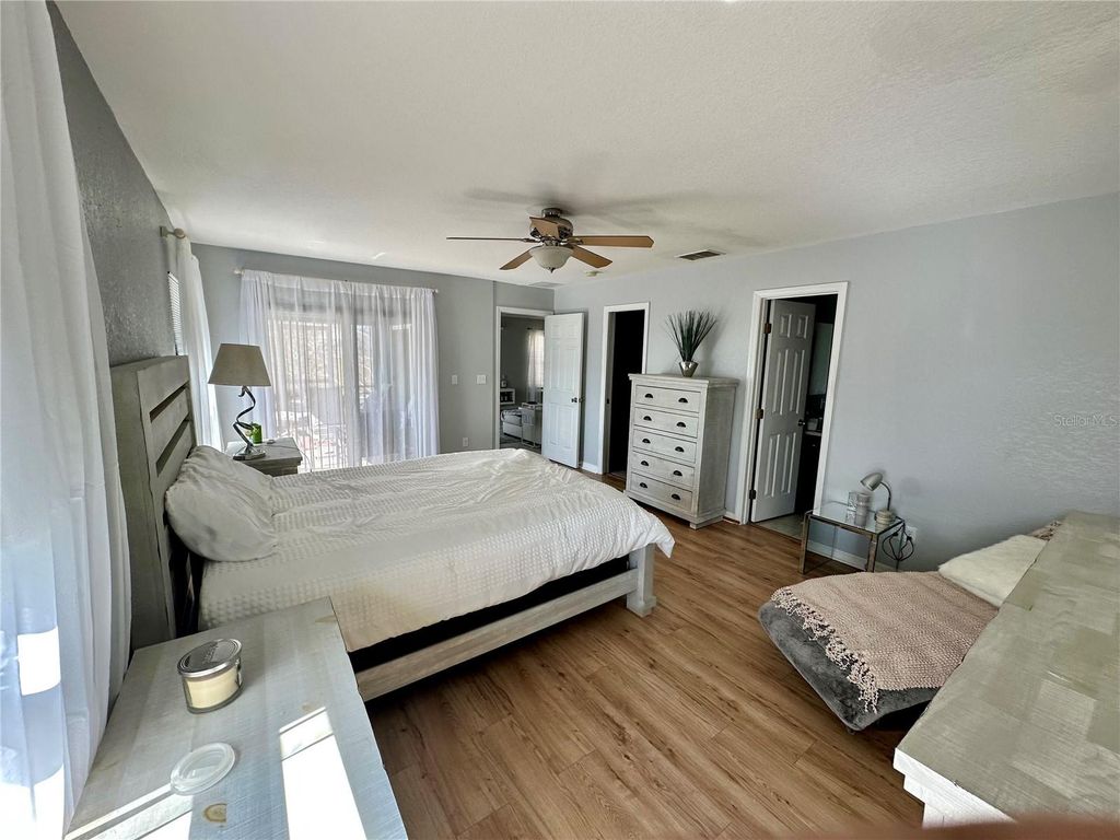 Image 7 of property listing at 802 MARCIA LOOP, Winter Haven, FL 33884