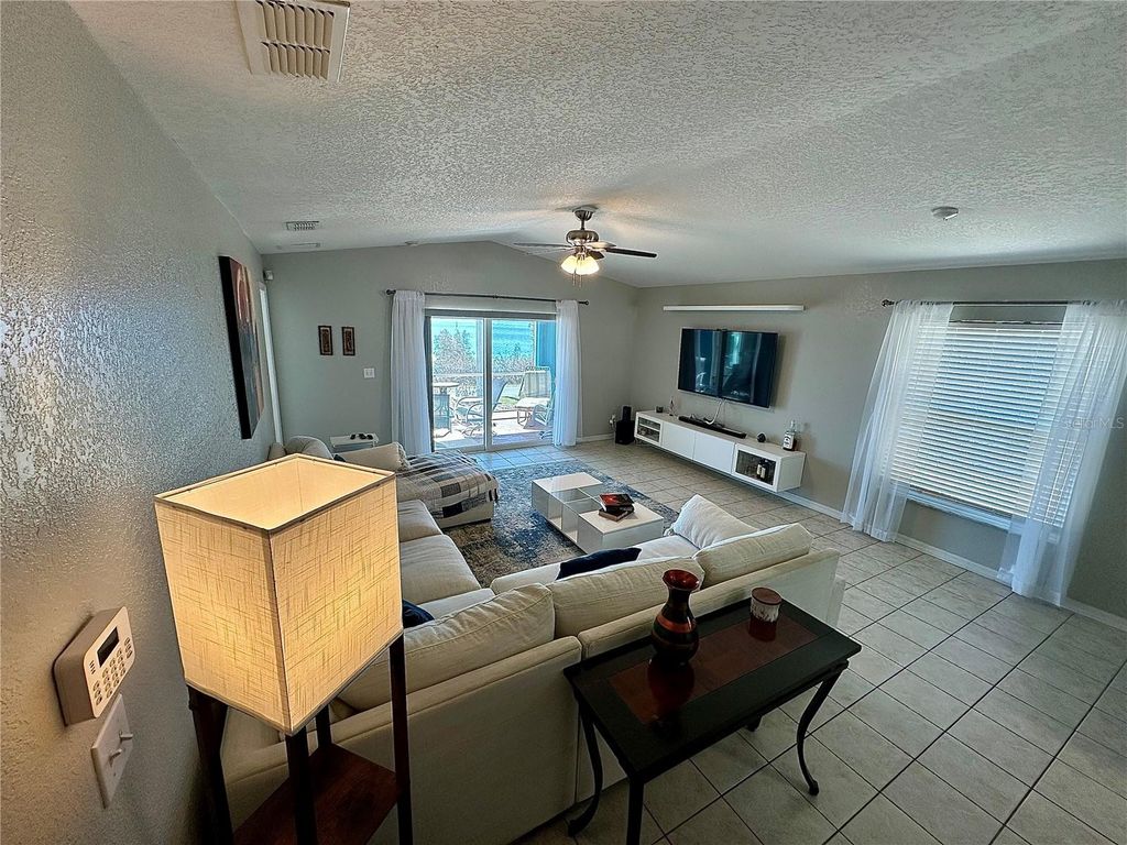 Image 9 of property listing at 802 MARCIA LOOP, Winter Haven, FL 33884