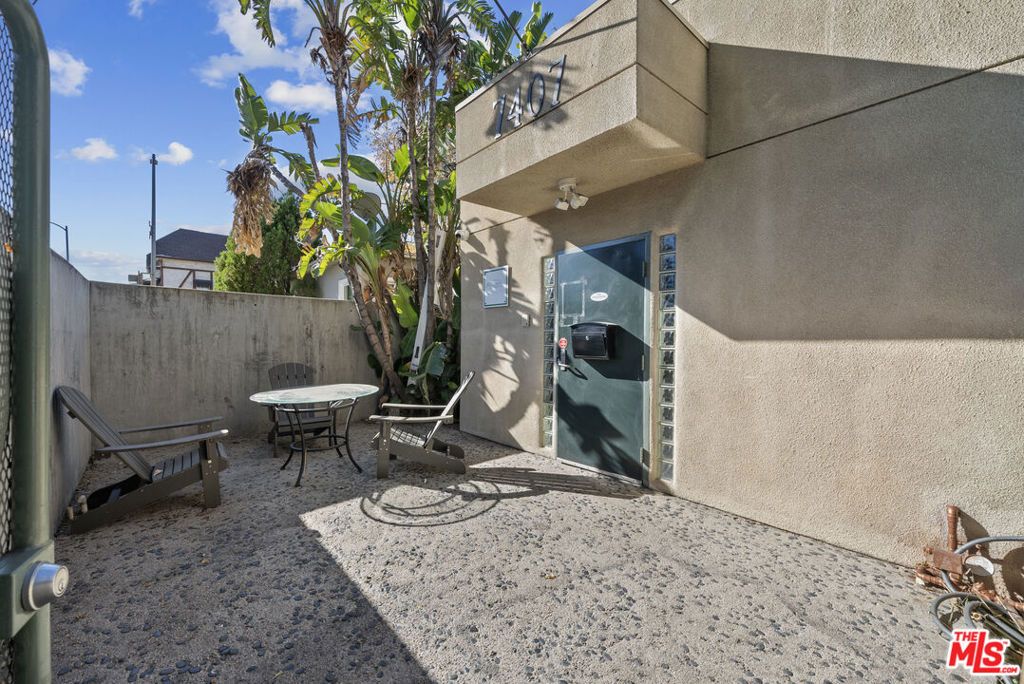 Image 2 of property listing at 7407 Topanga Canyon Boulevard, Canoga Park, CA 91303