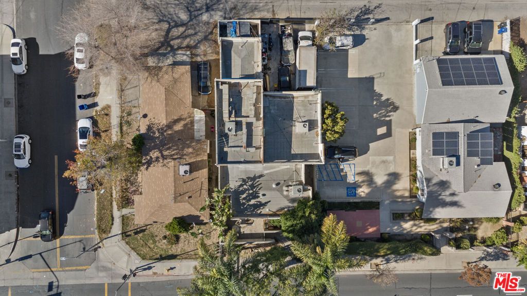 Image 3 of property listing at 7407 Topanga Canyon Boulevard, Canoga Park, CA 91303