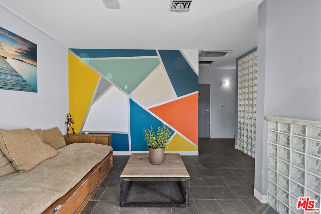Image 4 of property listing at 7407 Topanga Canyon Boulevard, Canoga Park, CA 91303