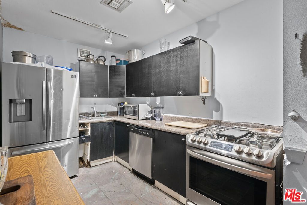 Image 5 of property listing at 7407 Topanga Canyon Boulevard, Canoga Park, CA 91303