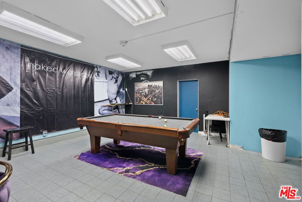 Image 6 of property listing at 7407 Topanga Canyon Boulevard, Canoga Park, CA 91303