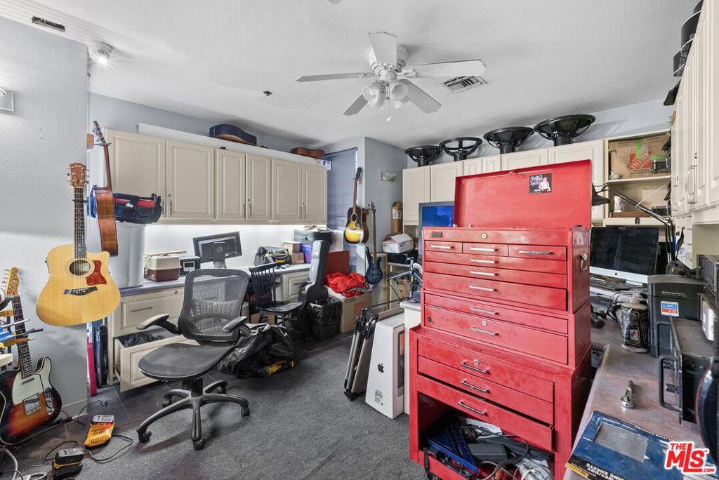 Image 7 of property listing at 7407 Topanga Canyon Boulevard, Canoga Park, CA 91303