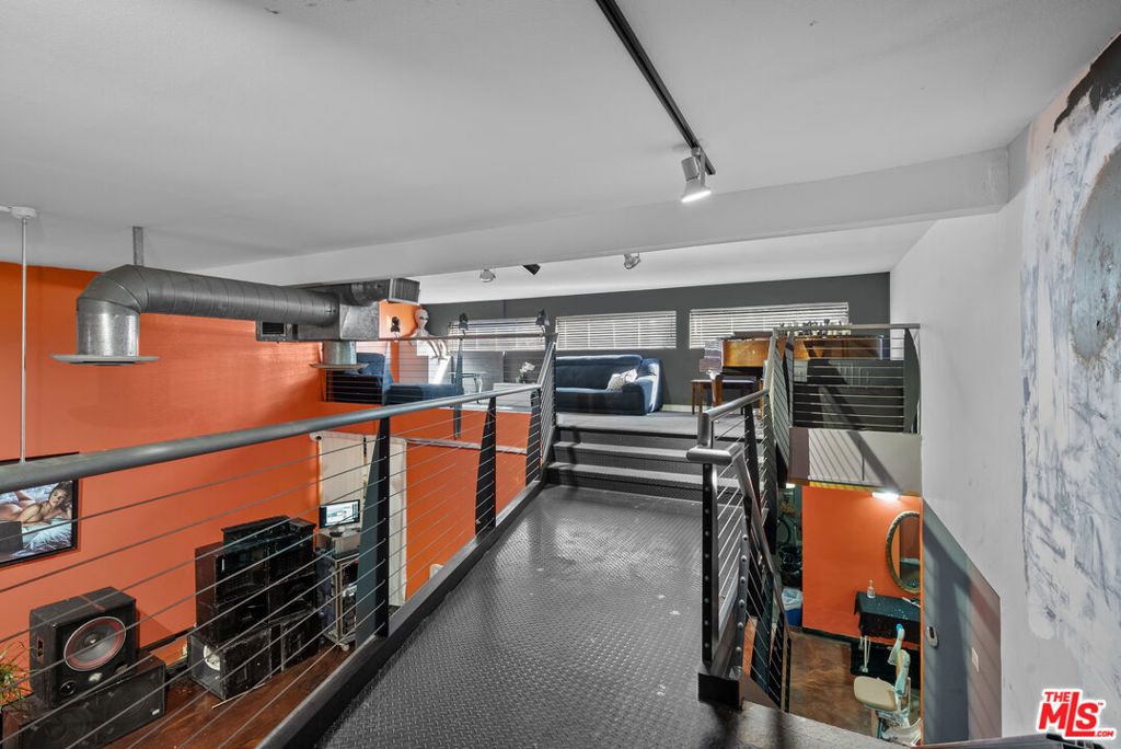 Image 8 of property listing at 7407 Topanga Canyon Boulevard, Canoga Park, CA 91303