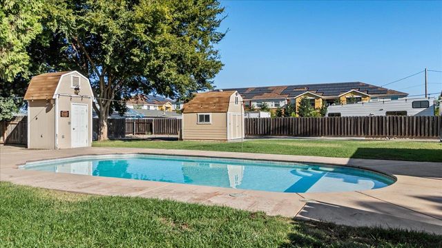672 Pedersen Rd, Oakdale, CA 95361