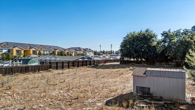 672 Pedersen Rd, Oakdale, CA 95361