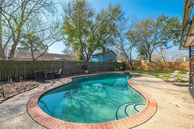 5509 Thornwood Circle, Dickinson, TX 77539