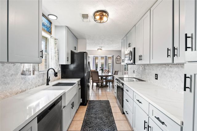 5509 Thornwood Circle, Dickinson, TX 77539