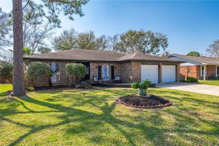 5509 Thornwood Circle, Dickinson, TX 77539