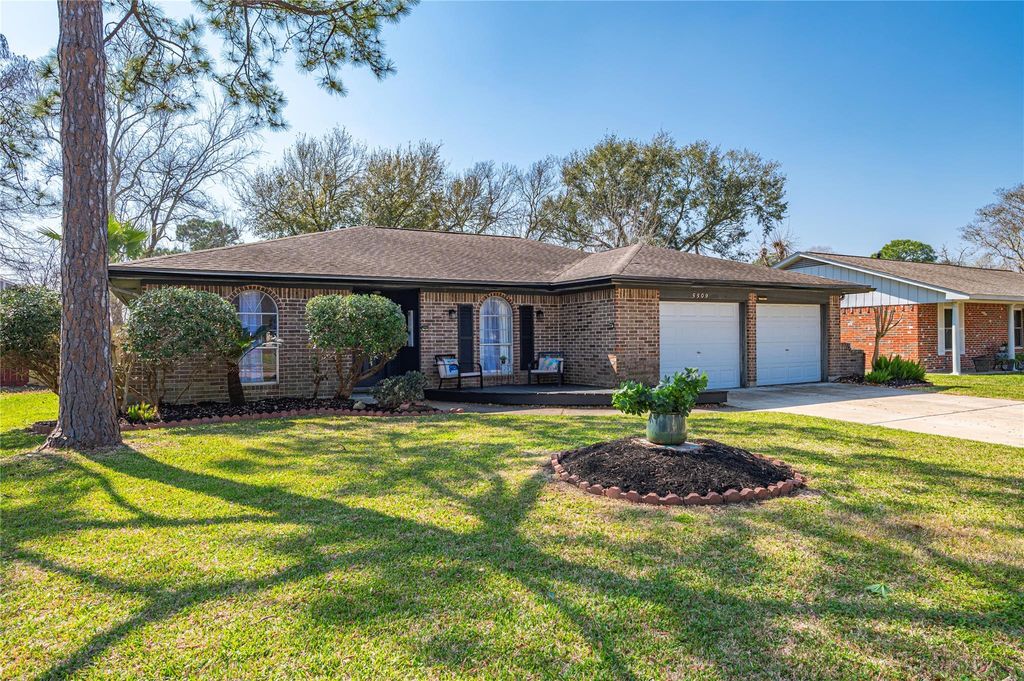 5509 Thornwood Circle, Dickinson, TX 77539