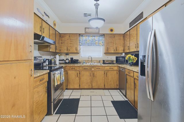 1025 Sugarland Drive, Breaux Bridge, LA 70517