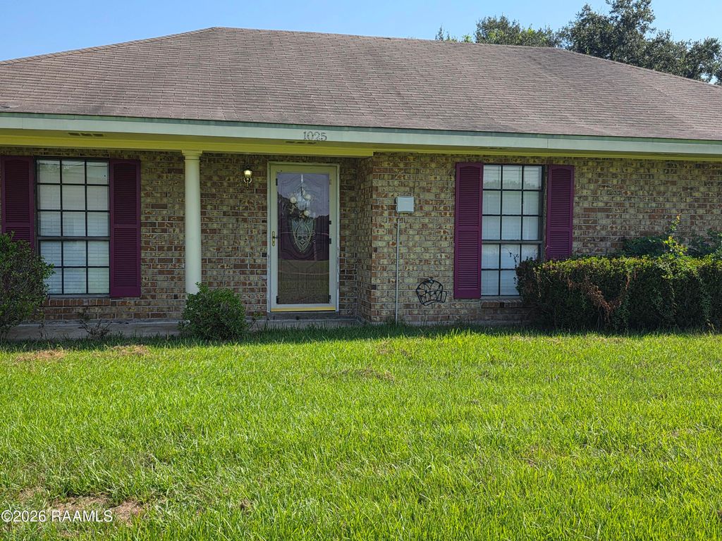 1025 Sugarland Drive, Breaux Bridge, LA 70517