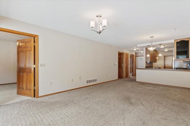 456 Hartford Square 4 SQUARE, Hartford, WI 53027