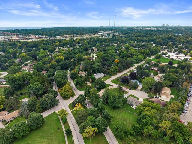 1324 W Paradise COURT, Glendale, WI 53209