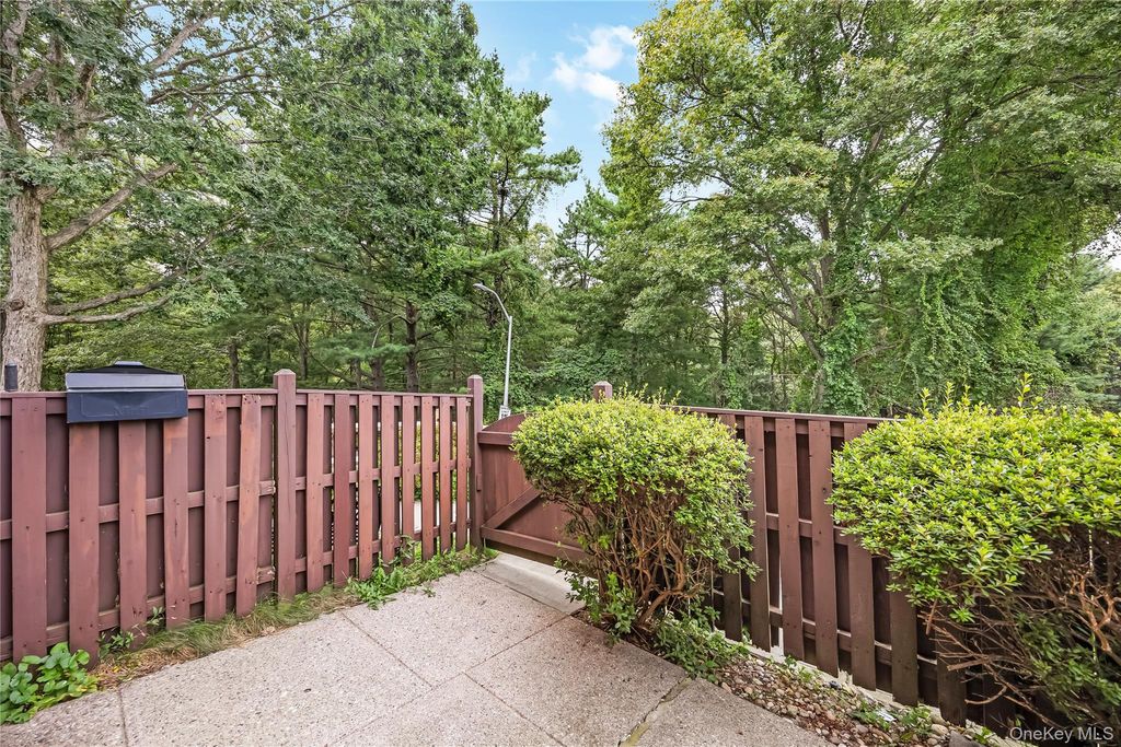 84 Glen Hollow Drive, Port Jefferson, NY 11776 — photo 4