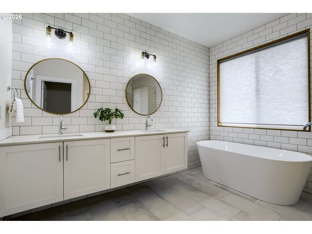 11950 Se VALLEY VIEW Ter, Happy Valley, OR 97086