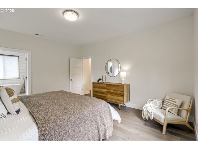 11950 Se VALLEY VIEW Ter, Happy Valley, OR 97086
