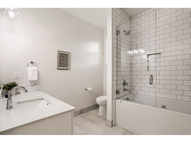 11950 Se VALLEY VIEW Ter, Happy Valley, OR 97086