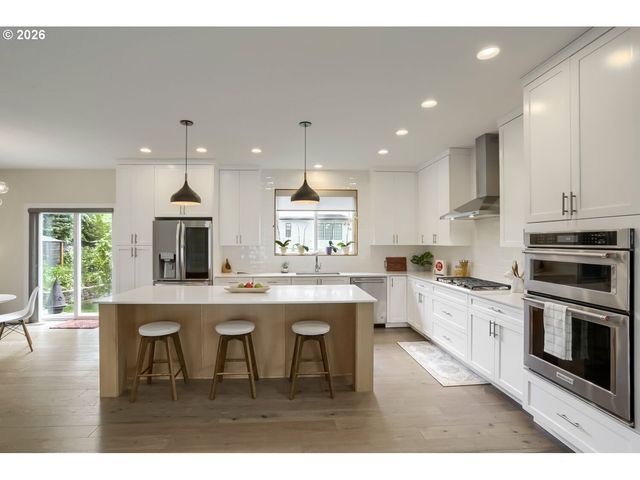 11950 Se VALLEY VIEW Ter, Happy Valley, OR 97086