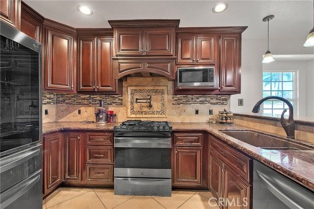 941 W F Street, Colton, CA 92324