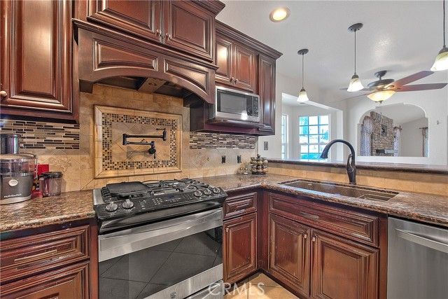 941 W F Street, Colton, CA 92324