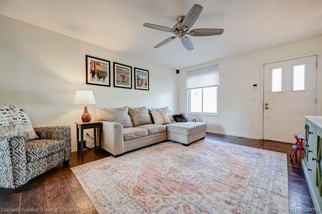 304 John Street, Holly, MI 48442