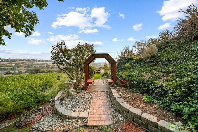 1287 Malaga Alcoa Highway, Wenatchee, WA 98828