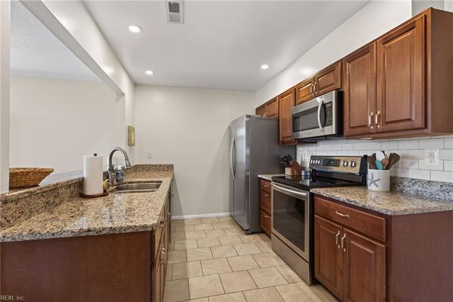 457 E Lake CIR, Chesapeake, VA 23322