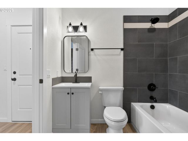 708 N KILLINGSWORTH St 9, Portland, OR 97217