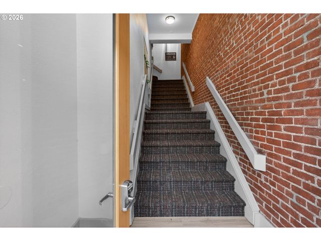 708 N KILLINGSWORTH St 9, Portland, OR 97217