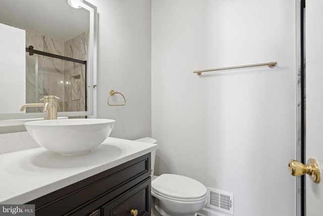 6185 STONEPATH CIR, Centreville, VA 20120