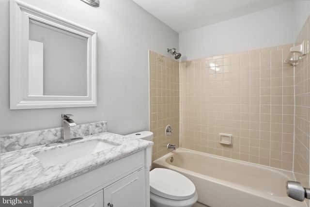 6185 STONEPATH CIR, Centreville, VA 20120