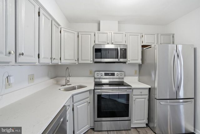 6185 STONEPATH CIR, Centreville, VA 20120