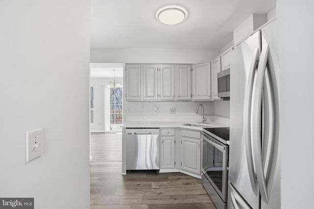 6185 STONEPATH CIR, Centreville, VA 20120