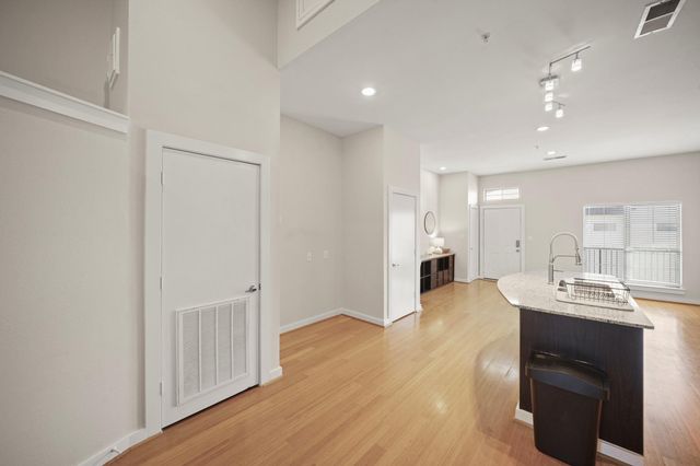 806 Jackson Hill Street 302, Houston, TX 77007