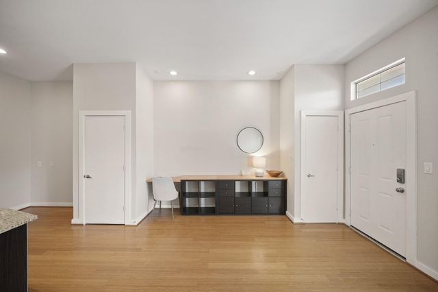 806 Jackson Hill Street 302, Houston, TX 77007