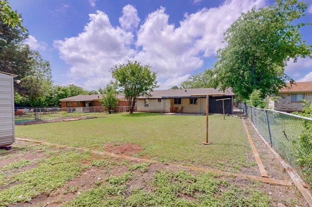 304 NW Summercrest Boulevard, Burleson, TX 76028