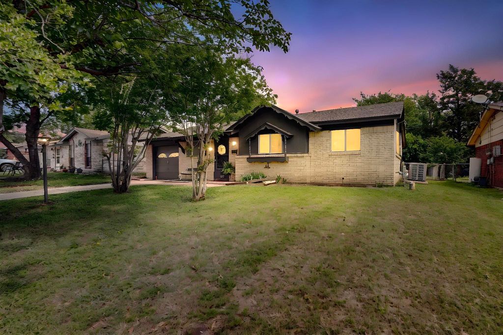 304 NW Summercrest Boulevard, Burleson, TX 76028