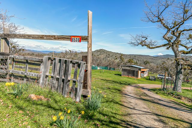 6536 Shadow Glen Drive, Eagle Point, OR 97524