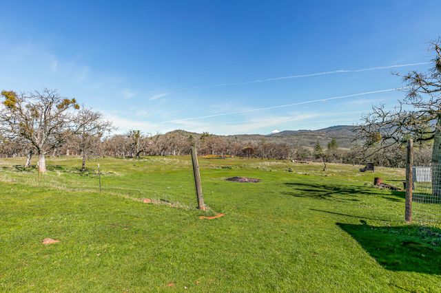 6536 Shadow Glen Drive, Eagle Point, OR 97524